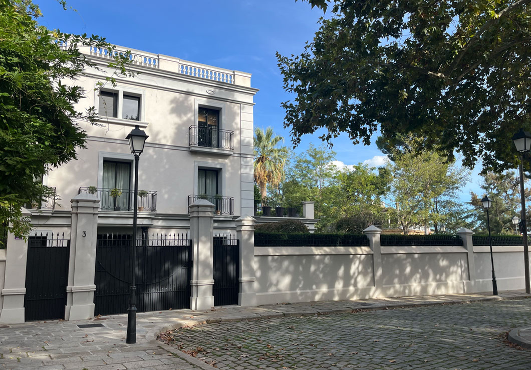 Fachada de finca regia en el barrio de Galvany, Barcelona