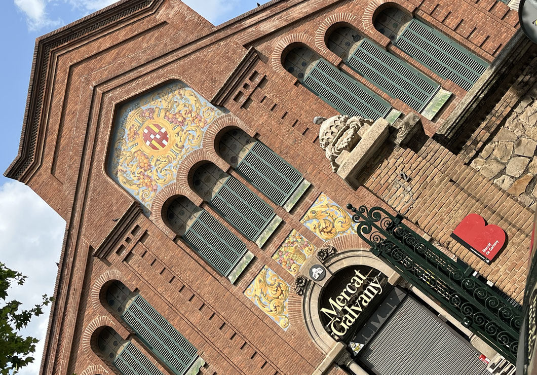 Fachada modernista del Mercado de Galvany en Sant Gervasi, Barcelona