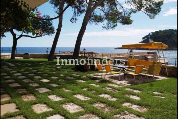 relajantes vistas desde jardín casa en venta Aiguablava Begur