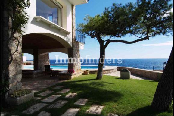 agradable jardín al borde del mar de casa en venta Aiguablava Begur