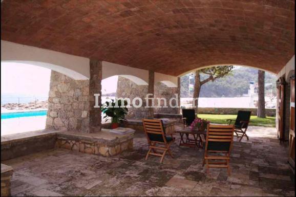 porche interior con zona de estar casa en venta Aiguablava Begur