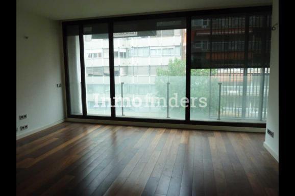 pisos lujo alquiler barcelona con salon luminoso
