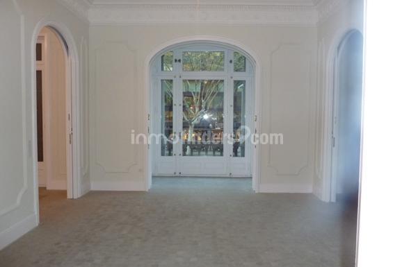 sala con techos altos oficina de alquiler eixample Barcelona