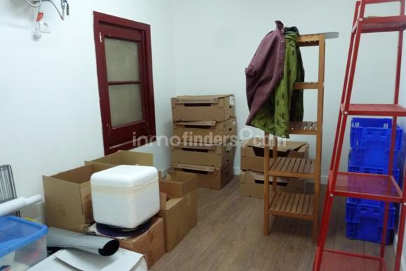 Inmofinders locales de alquiler en Barcelona como este en la calle Paris con altillo