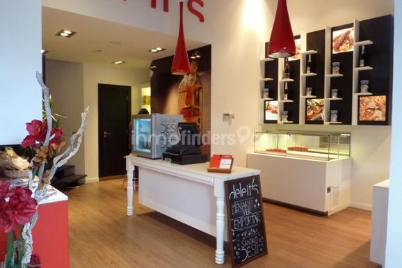 Inmofinders locales de alquiler en Barcelona como este en la calle Paris impecable con suelo de parquet