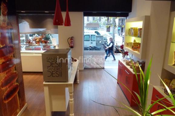 Inmofinders locales de alquiler en Barcelona como este en la calle Paris con entrada directa de la calle