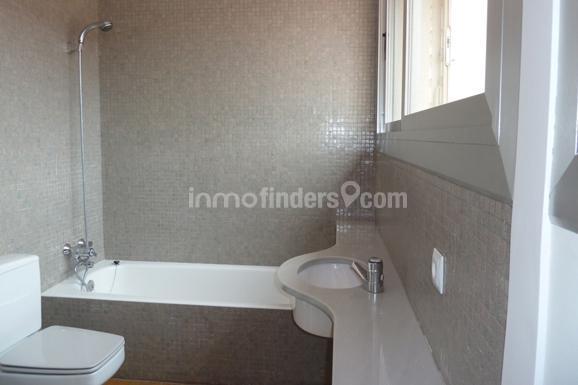 Inmofinders áticos de lujo en Barcelona en venta como este con baño con bañera