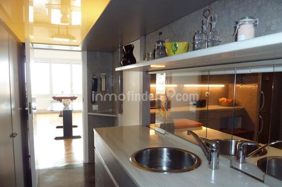 Inmofinders áticos de lujo en Barcelona en venta como este con cocina con salida a comedor