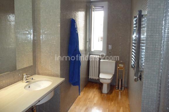 Inmofinders áticos de lujo en Barcelona en venta como este con baño completo