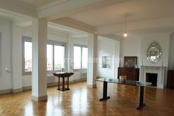 Inmofinders áticos de lujo en Barcelona en venta como este con amplio salón comedor