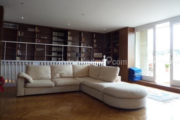 Inmofinders áticos de lujo en Barcelona en venta como este con salón con salida a terraza