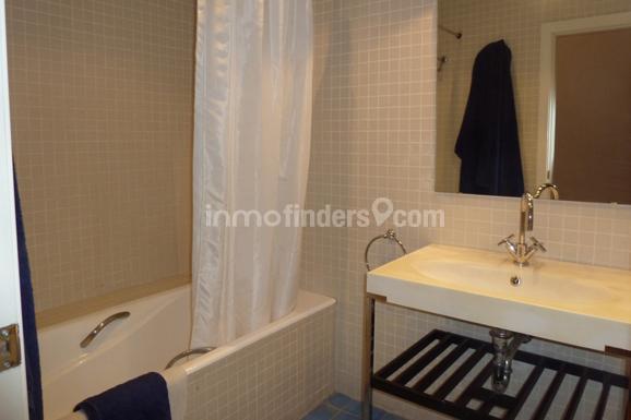 Inmofinders pisos en alquiler en el Born Barcelona como este piso con baño completo