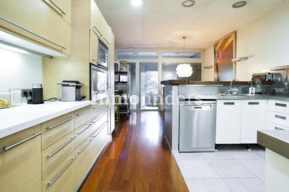 Inmofinders pisos en venta con terraza en Sant Gervasi con moderna cocina