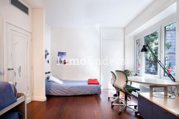 Inmofinders pisos en venta con terraza en Sant Gervasi con amplia habitación exterior