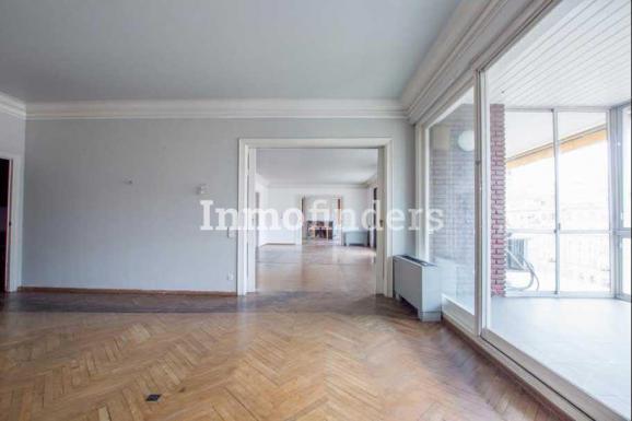 Piso a reformar en Turo Park Barcelona con amplio salon con salida a terraza 