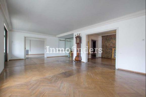Piso a reformar en Turo Park Barcelona con amplio salon con salida a terraza 
