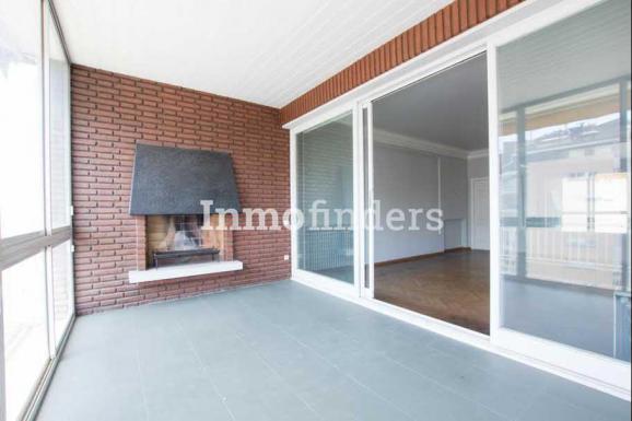 Piso a reformar en Turo Park Barcelona con galeria con chimenea