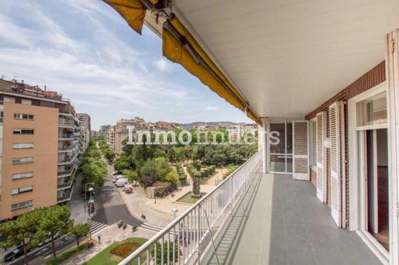 Piso a reformar en Turo Park Barcelona con terraza soleada