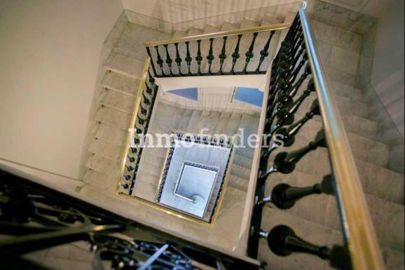 Piso en avenida Diagonal Barcelona con ubicado en finca regia