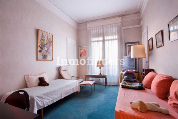 Piso en avenida Diagonal Barcelona con habitacion doble luminosa