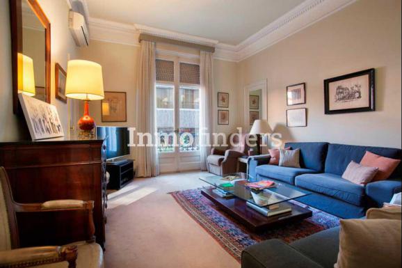 Piso en avenida Diagonal Barcelona con habitacion tipo sala