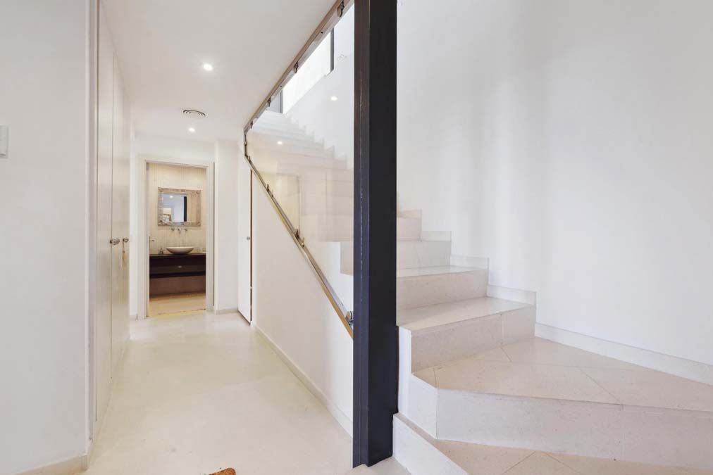 Escalera acceso zona noche casa en venta Sa Riera Begur
