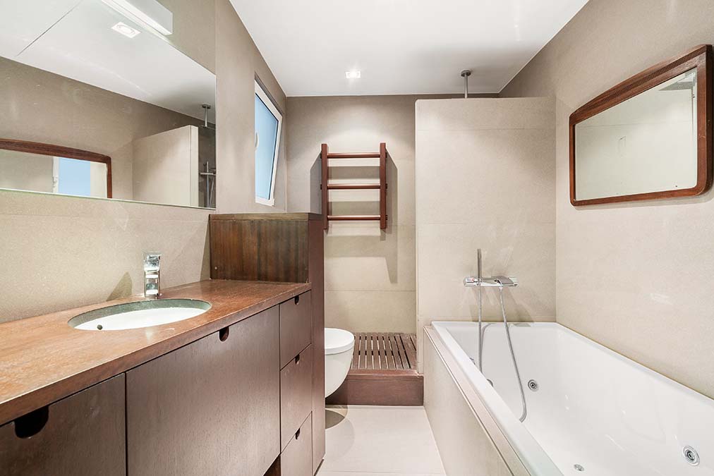 BaÃ±o piso en venta en calle Mandri de Barcelona