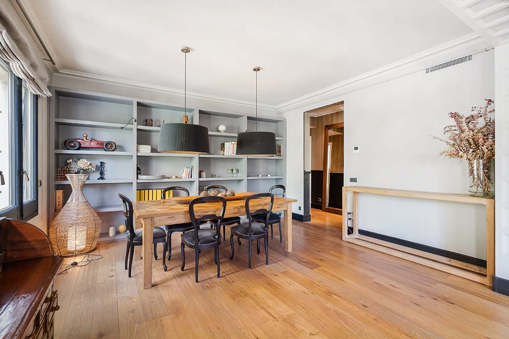 Comedor piso en venta en calle Mandri de Barcelona