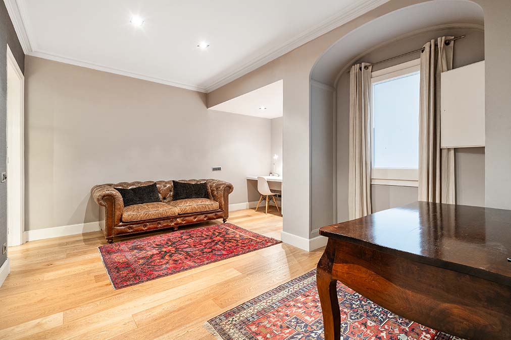 Recibidor piso en venta en calle Mandri de Barcelona