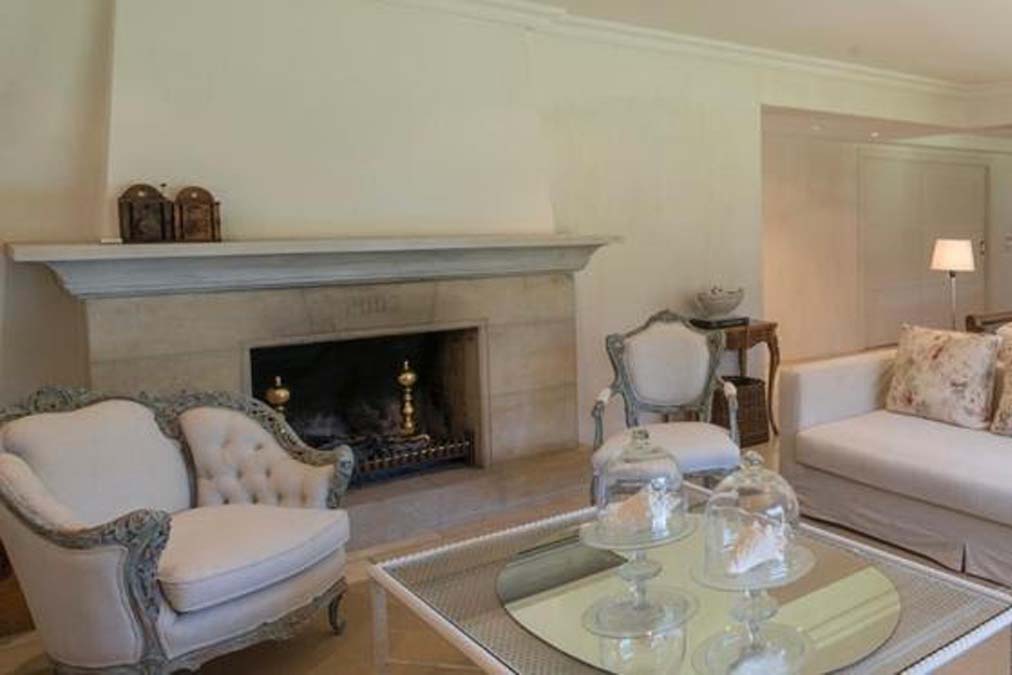 salon con chimenea casa venta Pals