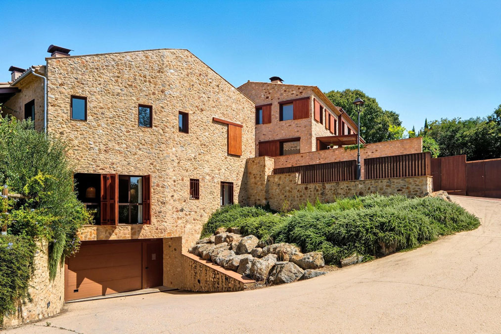 entrada parking masía venta Esclanyà Baix Empordà