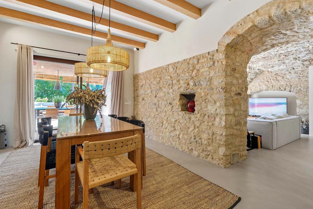 salón comedor masía venta Esclanyà Baix Empordà