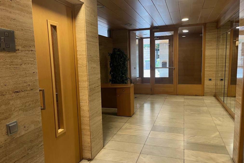 vestíbulo finca piso venta calle bruc barcelona
