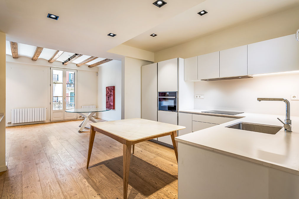 Cocina abierta al salón piso venta carrer consell de cent