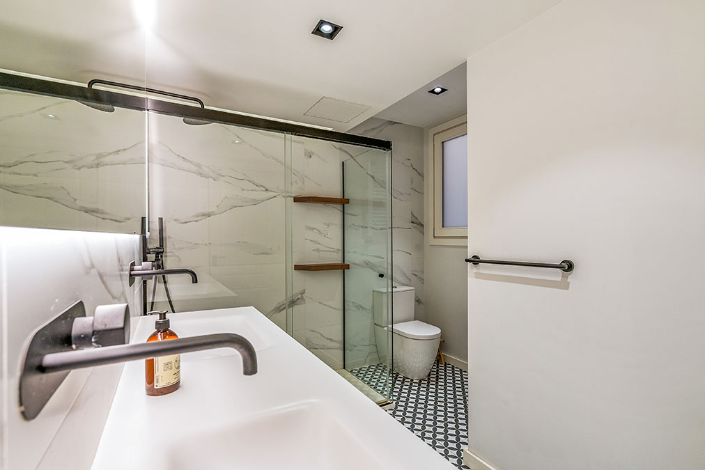 Detalle baño piso venta carrer consell de cent