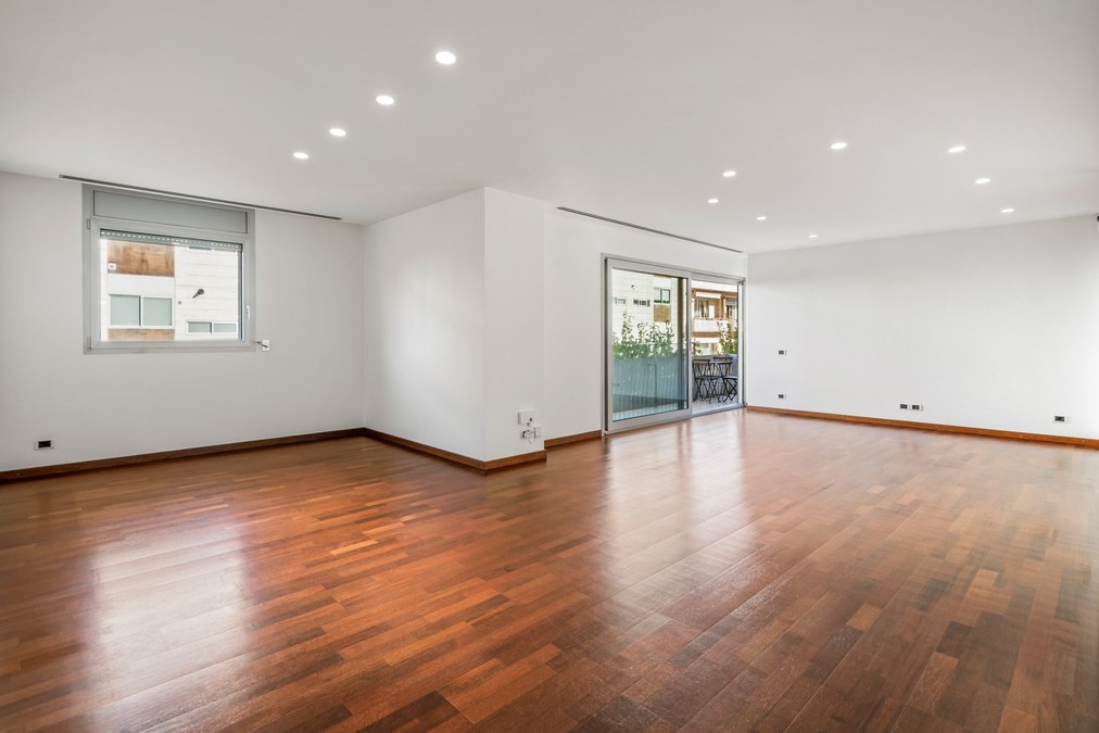 Salón-comedor amplio con suelo de parquet y salida a la terraza en el piso en venta de Avenida Foix, Barcelona